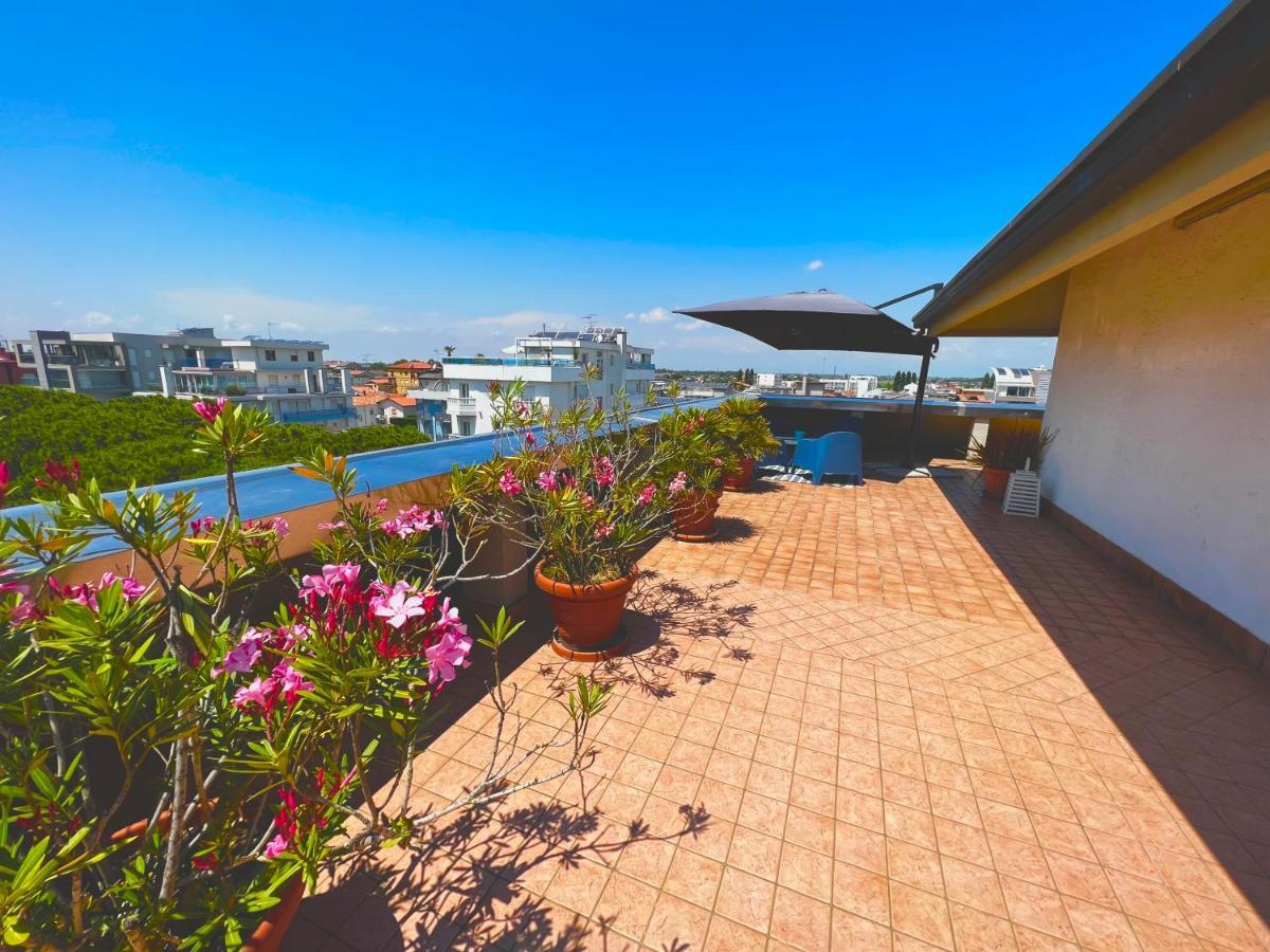 Blue Moon Penthouse Apartman Lido di Jesolo Kültér fotó